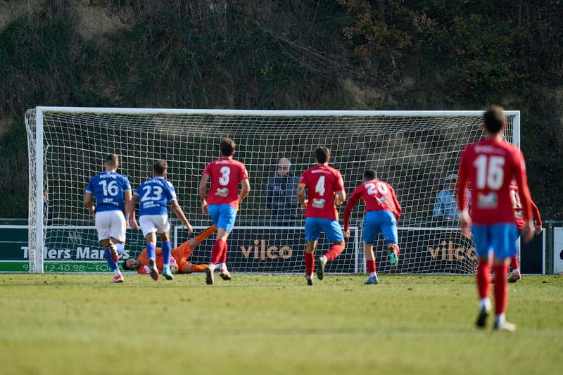 El Badalona treu un valuós punt del camp del Tona després d'empatar a 0