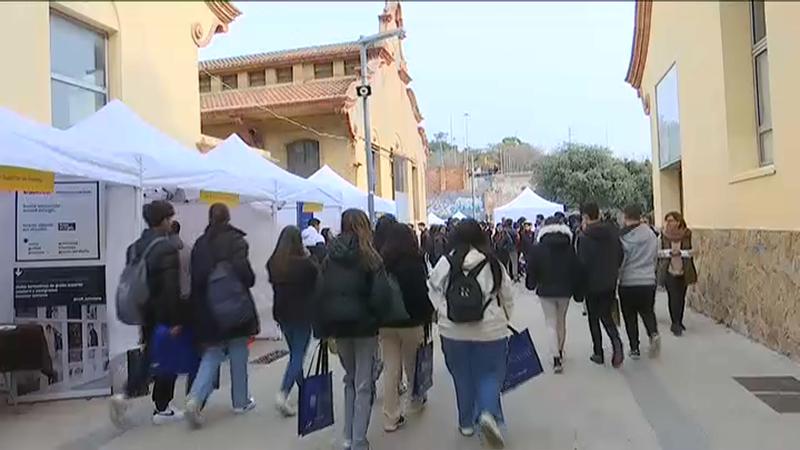Prop d'un miler d'estudiants passen per la 11a Fira d'Esenyament de Badalona