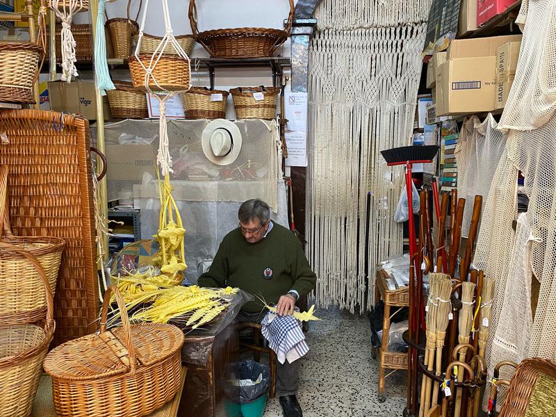 Cistelleria Bofill: Més de 100 anys de palmons i palmes per al Diumenge de Rams