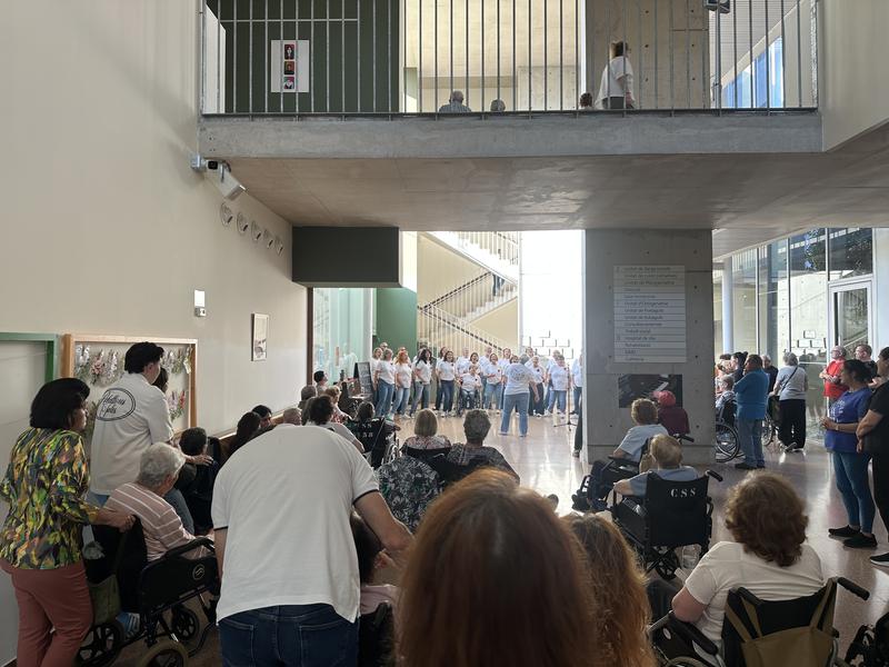 Pacients del Centre Sociosanitari El Carme canten al ritme de la coral badalonina De Tot Cor
