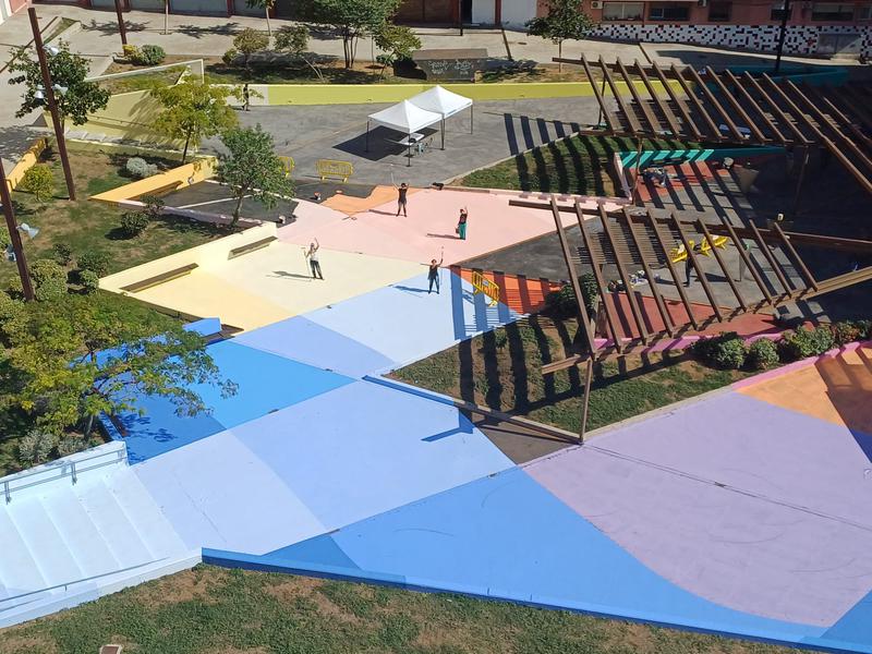 Un tapís harmònic de colors, obra de Maria Orovio, dona vida una plaça de Sant Mori de Llefià