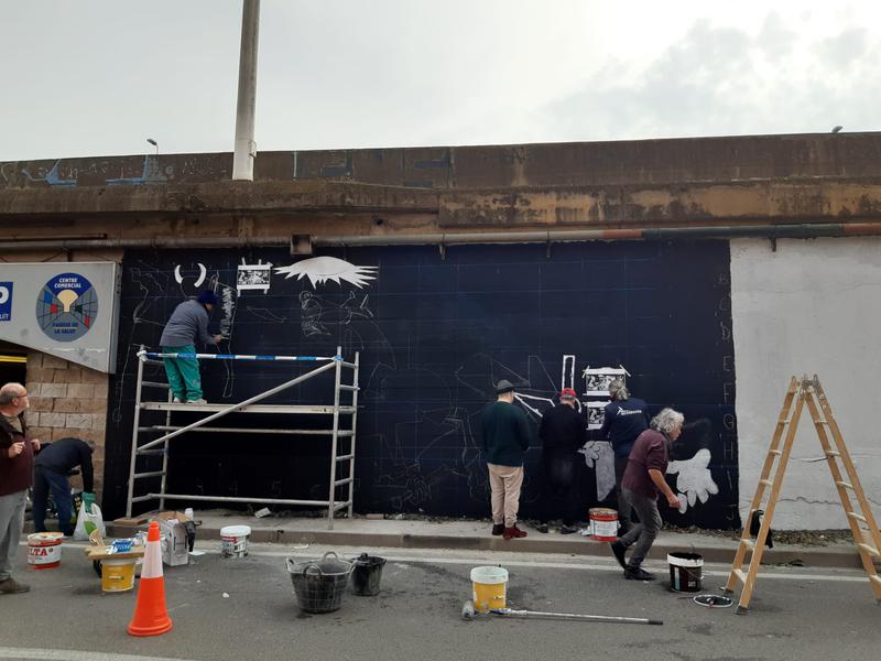 El Moviment Pensionista pinta un mural per la pau amb el Guernica de Picaso al lateral de la C-31.