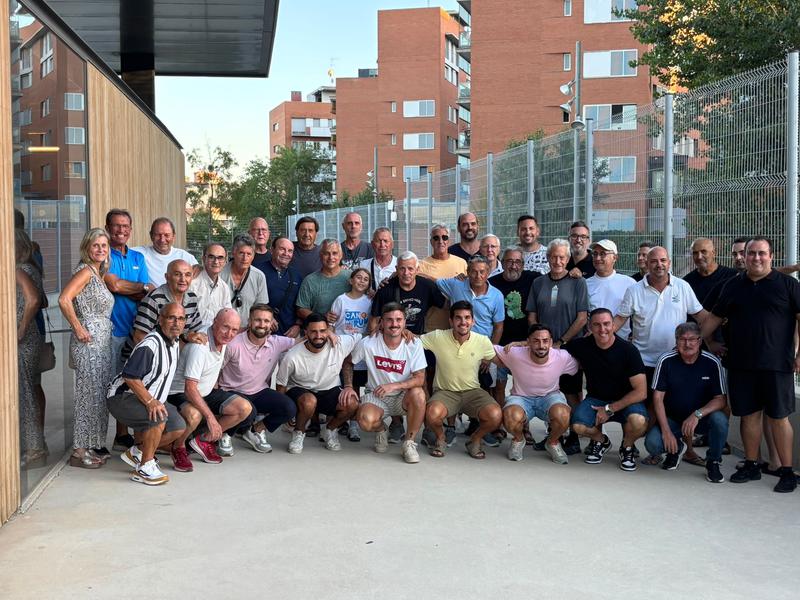 Pedro Dólera fa pinya amb els aficionats escapulats