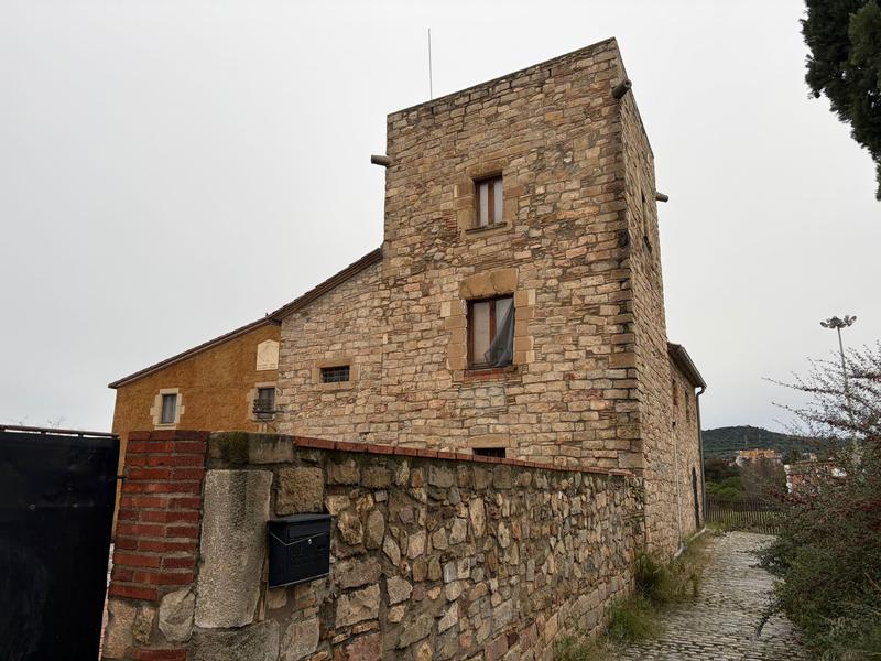 Desallotjats del B9 ocupen l'alberg de Can Bofí Vell