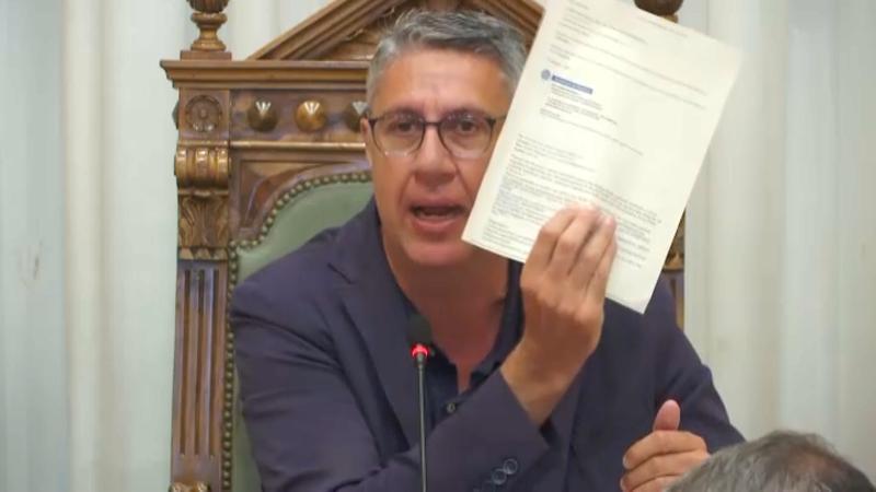 Un jutge investiga Albiol per revelar en un ple dades mèdiques d'un sensesostre que va morir a l'Hospital Municipal
 