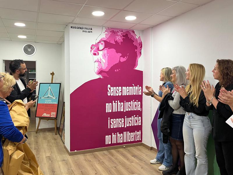 Els comuns homenatgen a Neus Català, supervivent dels camps de concentració nazi