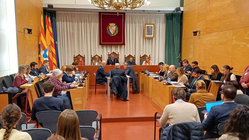 L'oposició assenyala problemes en les contractacions i el govern assegura que té el rècord en licitacions simultànies