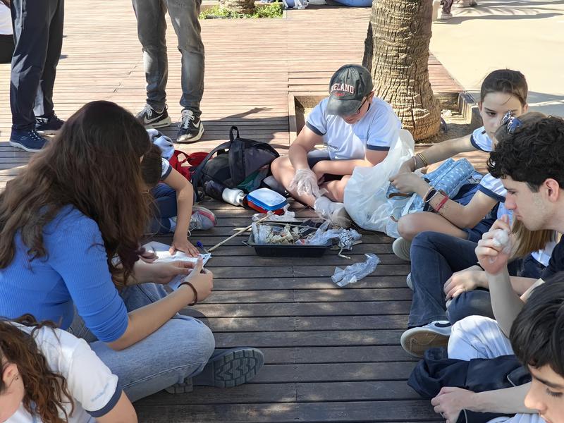 1 Alumnes del Badalonès recullen residus a la platja pel Clean-Up the Med