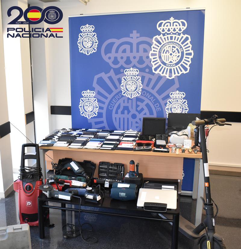 Detenen a Badalona dues persones que es dedicaven a vendre dispositius electrònics robats