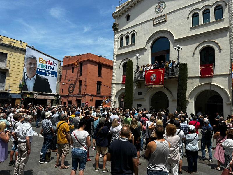 Més de 200 persones segueixen el ple d'investidura de Xavier García Albiol a la plaça de la Vila