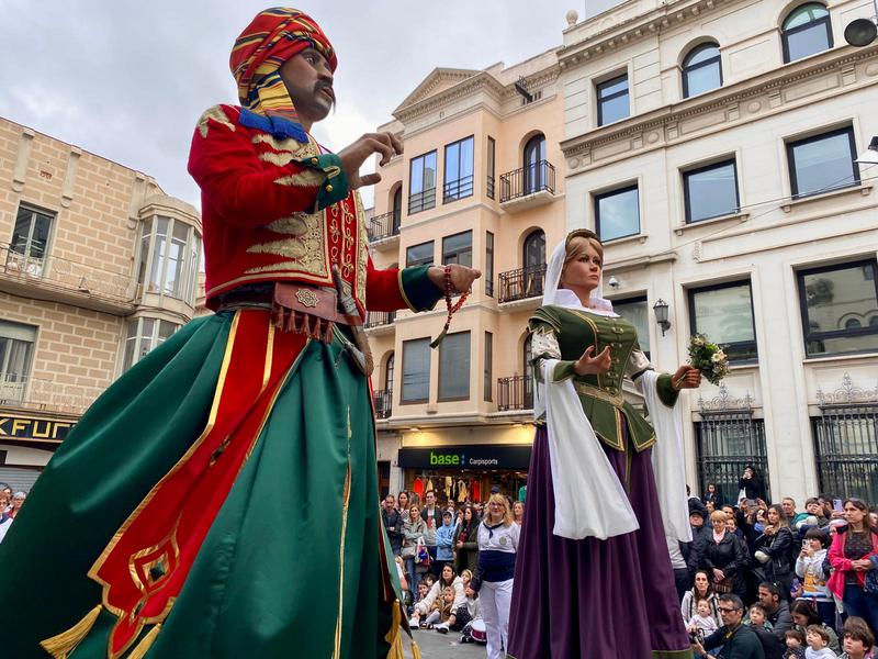 Els gegants Ripal i Brunel·la del Mar tornen al carrer i amb nous vestits després de set anys de restauració