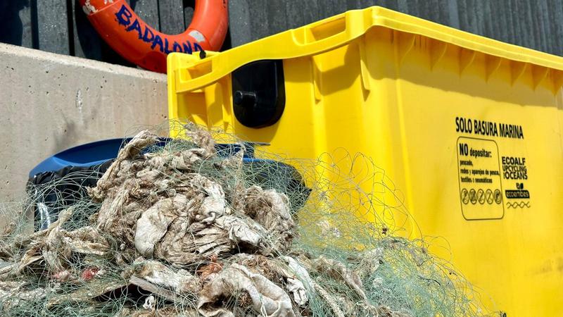 Els pescadors de Badalona demanen ajudes per compensar la pèrdua de diners que els suposa la recollida de brossa marina