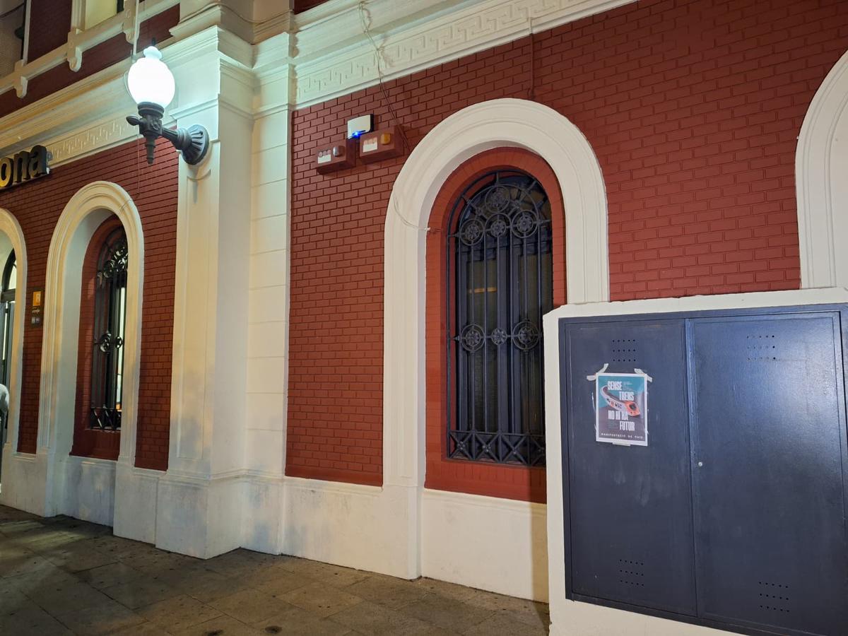 Entitats a favor del transport públic pengen cartells per animar als usuaris de Rodalies a mobilitzar-se