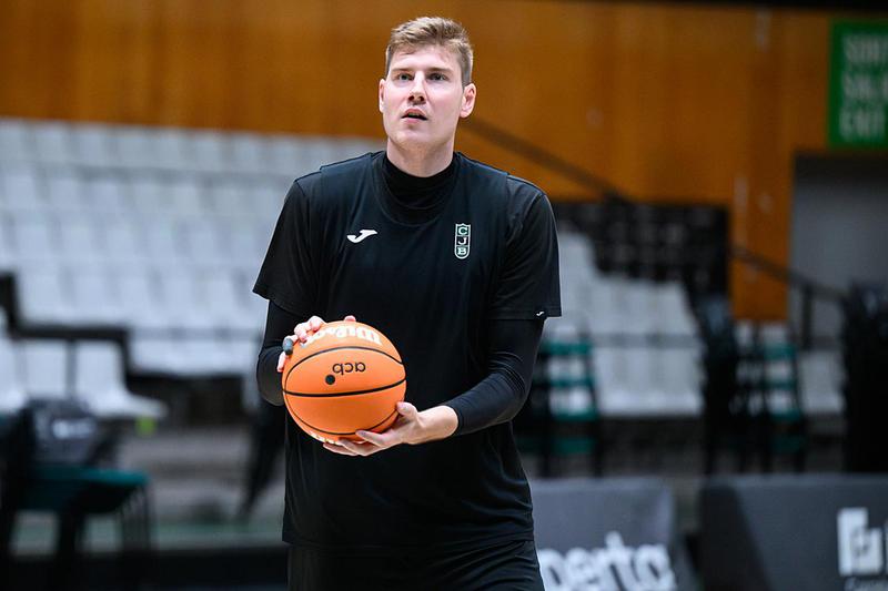 Simon Birgander entén la situació que està vivint Sam Dekker