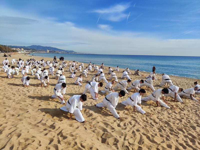 L'Escola de Karate Urban Dojo estrena l'any a la Platja del Pont del Petroli