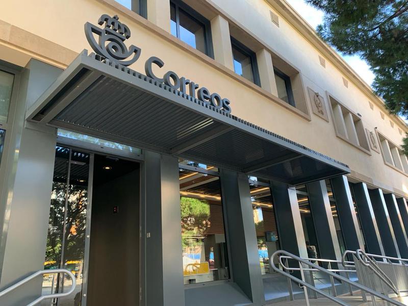 L'oficina central de Correus reobre les portes després de més de deu anys esperant la rehabilitació