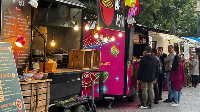 El festival Happy Food Trucks omple de gastronomia i música la plaça Pompeu Fabra