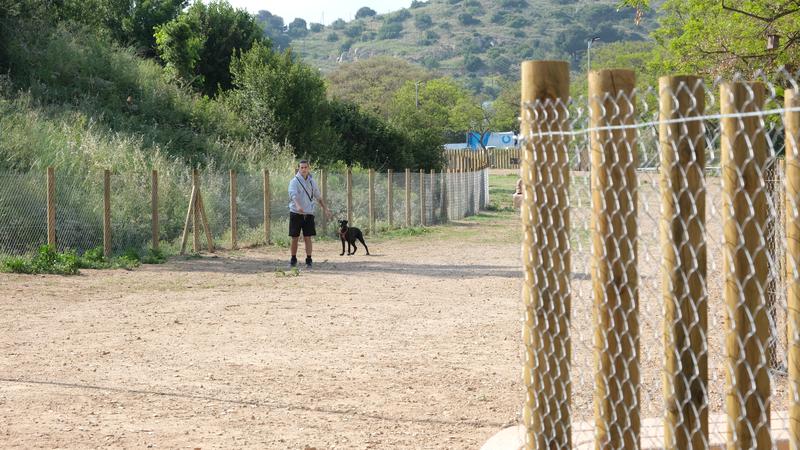 L'àrea d'esbarjo per a gossos més gran de Badalona es troba al Parc del Torrent de la Font