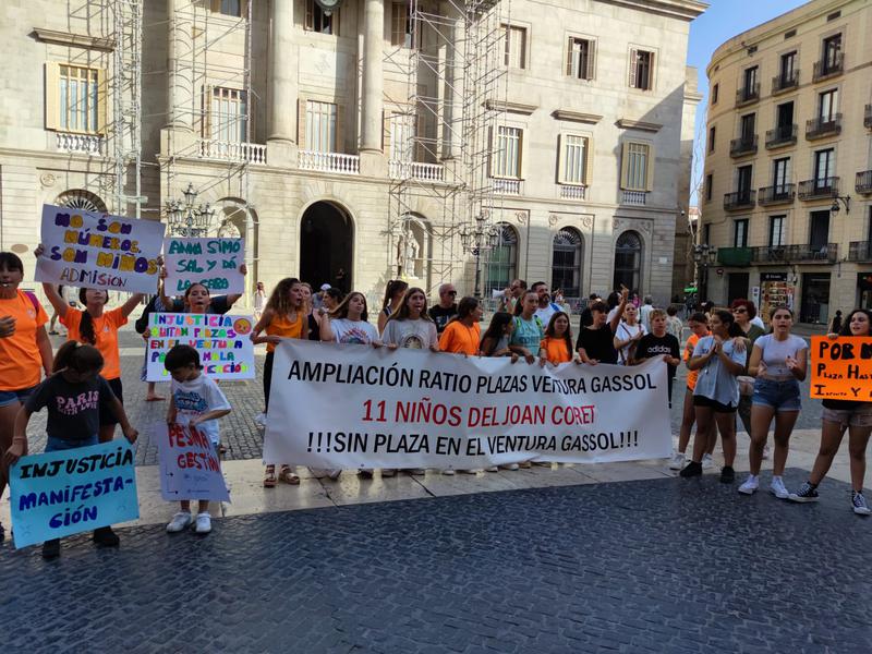 JOAN CORET DAVANT LA GENERALITAT MANIFESTACIO