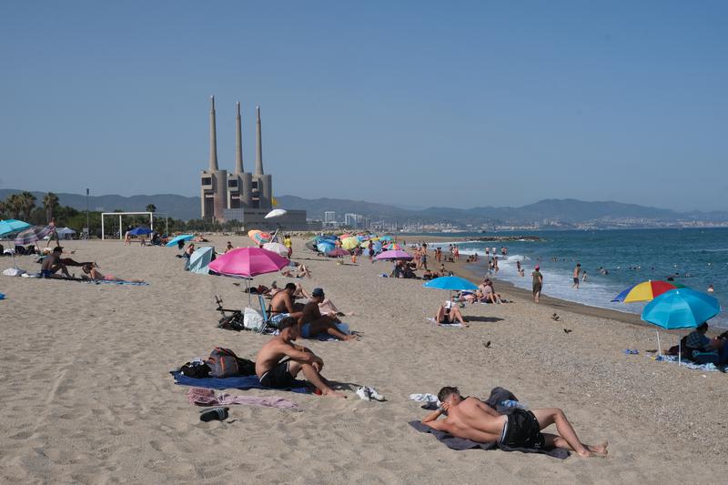 Reobre la platja del Fòrum: segura per al bany