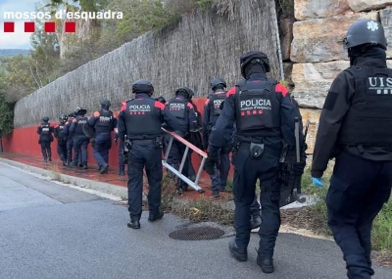 Desmantellada una organització especialitzada en robatoris amb força de motos en pàrquings comunitaris