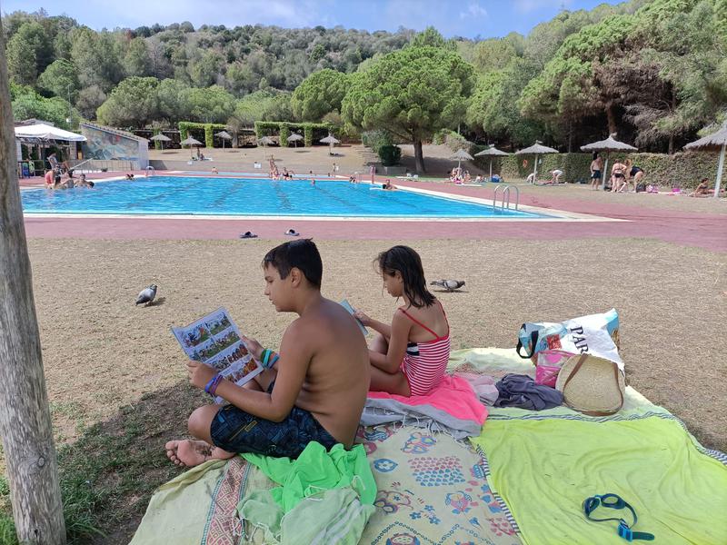 La piscina municipal de Tiana estrena amb èxit el servei de bibliopiscina