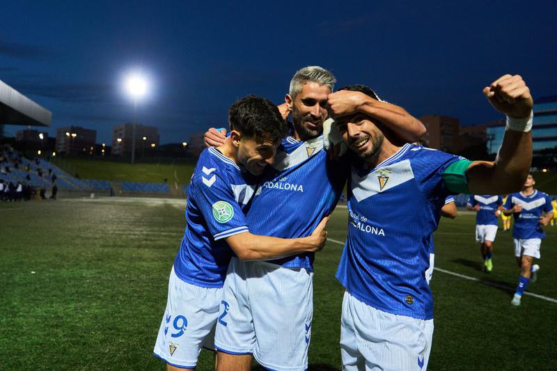 El Badalona s'imposa per 2 a 0 al Lleida Esportiu i continua en el primer lloc