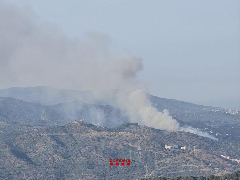 17 dotacions de Bombers van treballar per extingir l'incendi que ha cremat part de la Serralada de Marina