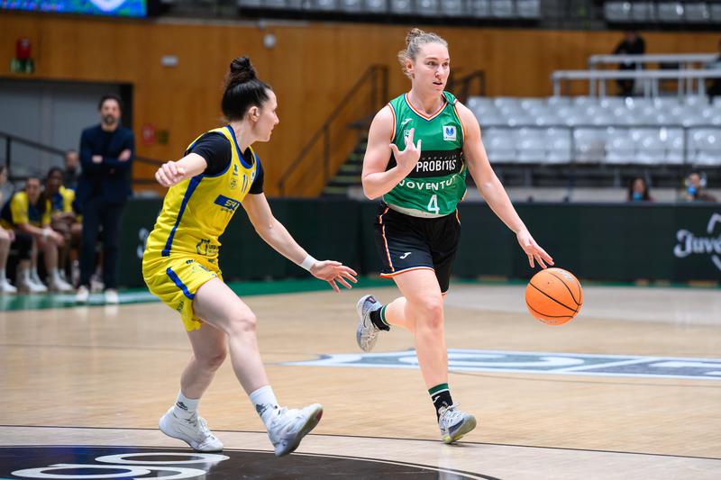 Una gran segona part de la Penya  trenca la defensa en zona de l'SPAR Gran Canaria (67-58)