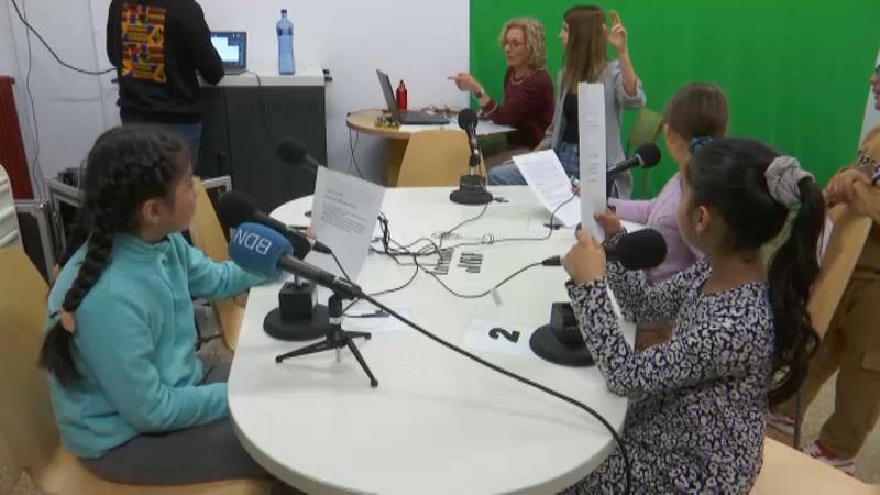 Els estudiants participen de la màgia de la ràdio amb una emissió en directe