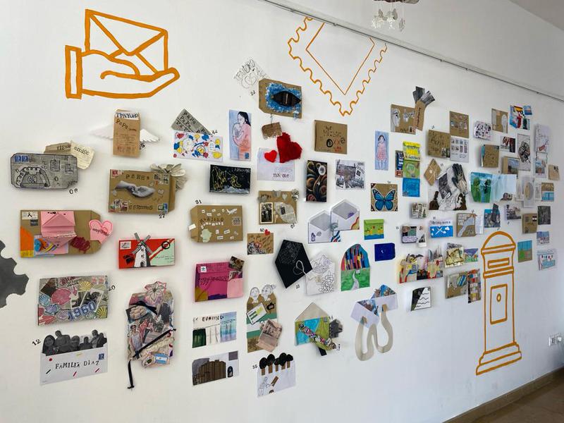 Una exposició feta per adolescents recupera l'escriptura de cartes