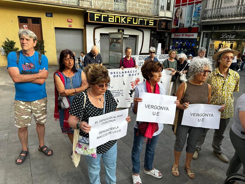Una vintena de persones es concentren a la plaça de la Vila contra el genocidi a les aigües del Mediterrani