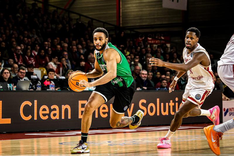 La Penya venç a Cholet (87-89) i Dekker podria no jugar més de verd-i-negre