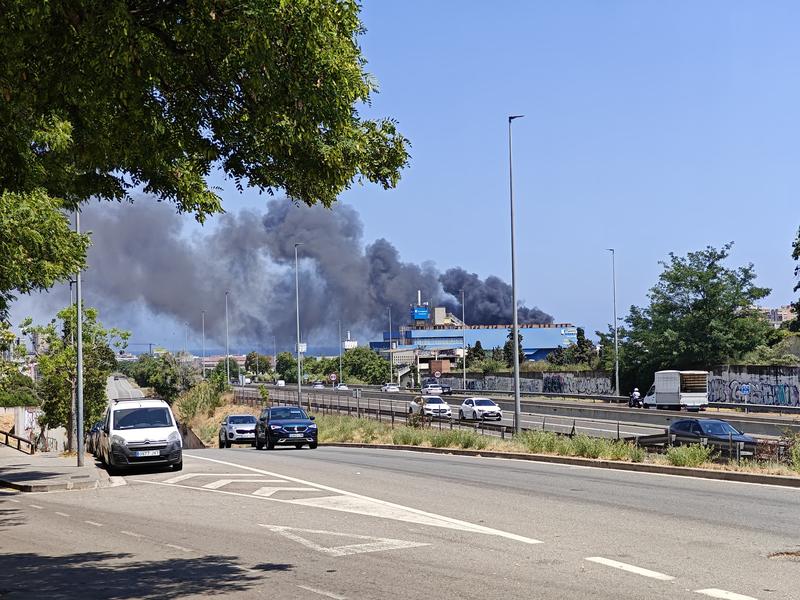 Espectacular incendi en una empresa de Can Ribó