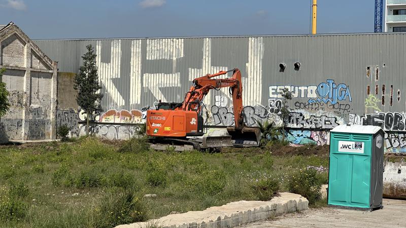 El terreny on s'ubicarà l'Escola Badalona Port, en fase de descontaminació