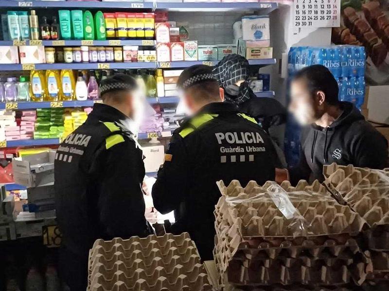 La Guàrdia Urbana de Badalona precinta un segon supermercat per tenir la llum punxada