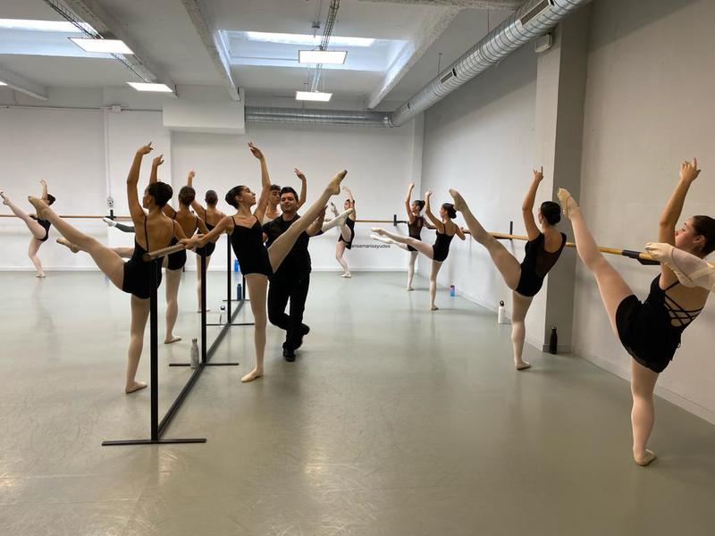 Un ballarí de la Royal Ballet de Londres, a l'escola de dansa Marisa Yudes