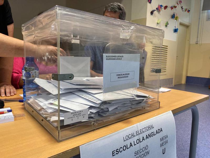 Constituïts amb normalitat els 45 locals electorals en un matí amb afluència moderada de votants 