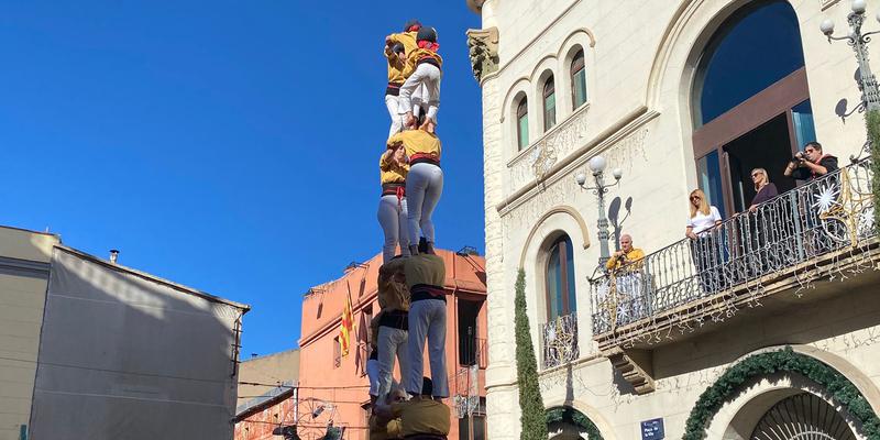 Els Castellers de Badalona celebren la segona millor Diada Castellera amb un 2 de 7 i un 7 de 7 a la plaça de la Vila