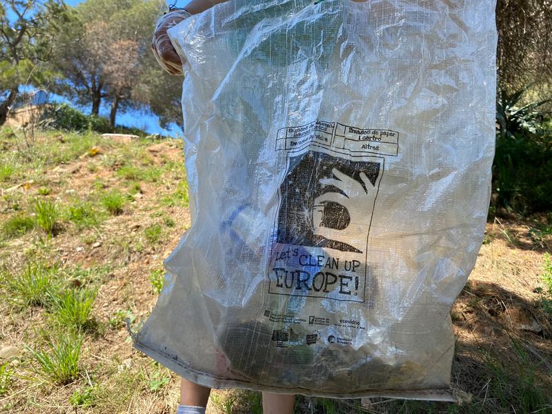 Alumnes de l'Institut Escola Turó Caritg recullen 155kg de residus al parc