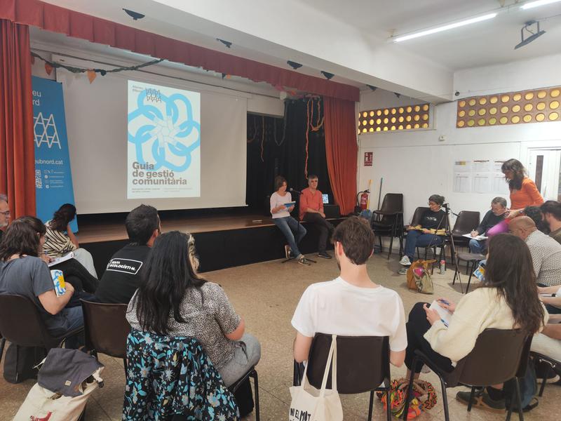 Es presenta la Guia d'autogestió comunitària a l'Ateneu de Sant Roc