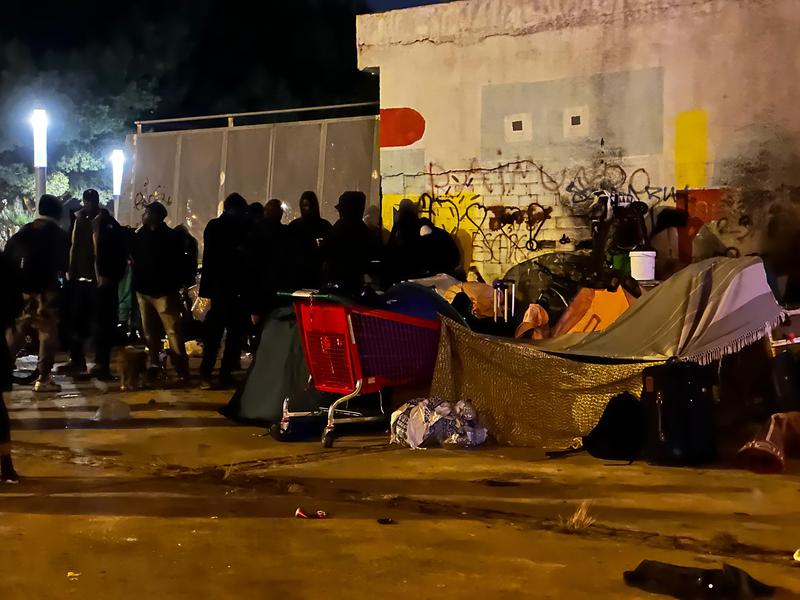 Un centenar d'ocupants del B9 dormiran aquesta nit a les portes de l'antic institut