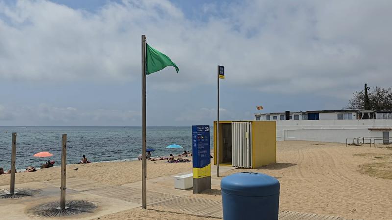 Bandera verda a les platges de Badalona després de 48 hores de bany prohibit