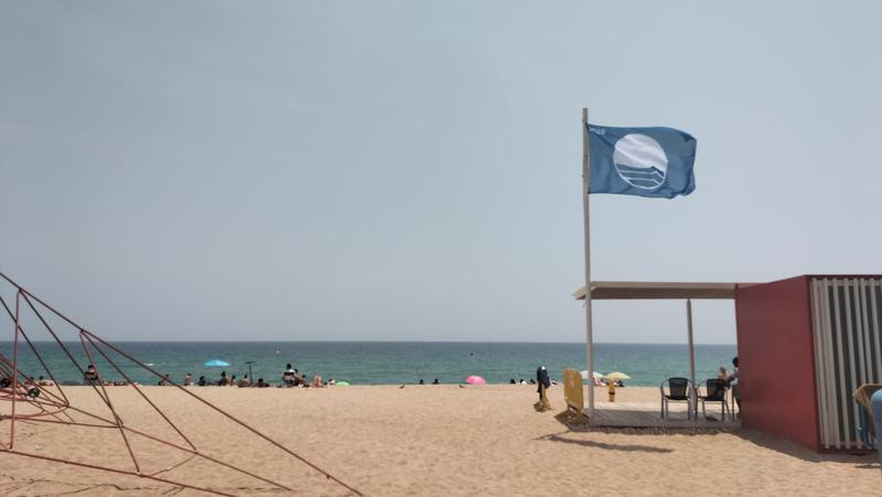 Badalona guanya accessibilitat a les platges recuperant una bandera blava i instal·lant dues baranes per entrar a l'aigua