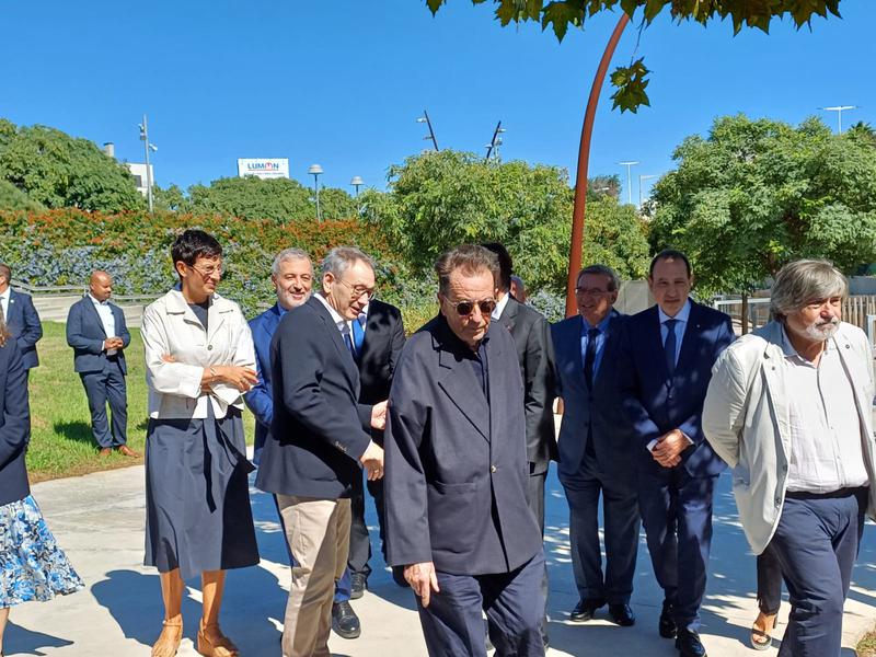 Autoritats amb l'artista, Francesc Abad, al capdavant