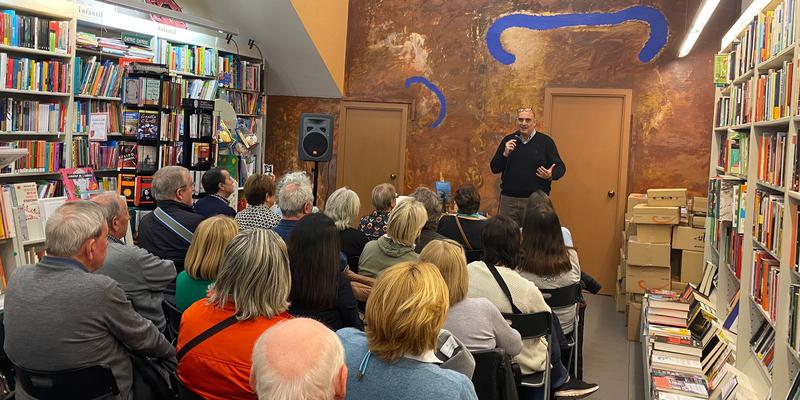 Xavier Bosch presenta '32 de març' a la llibreria Saltamartí