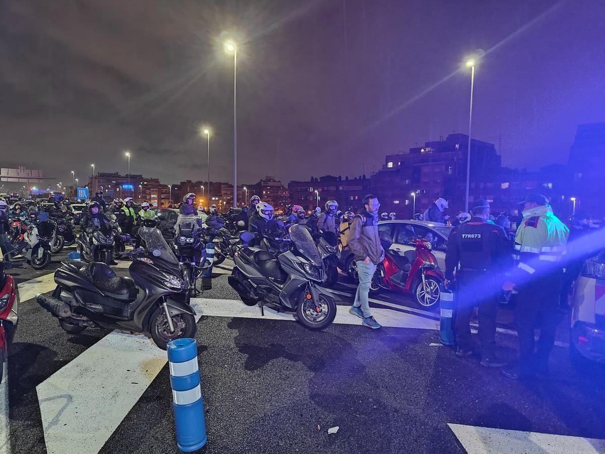 Centenars de veïns de Sant Roc tallen la C-31 per reclamar més seguretat