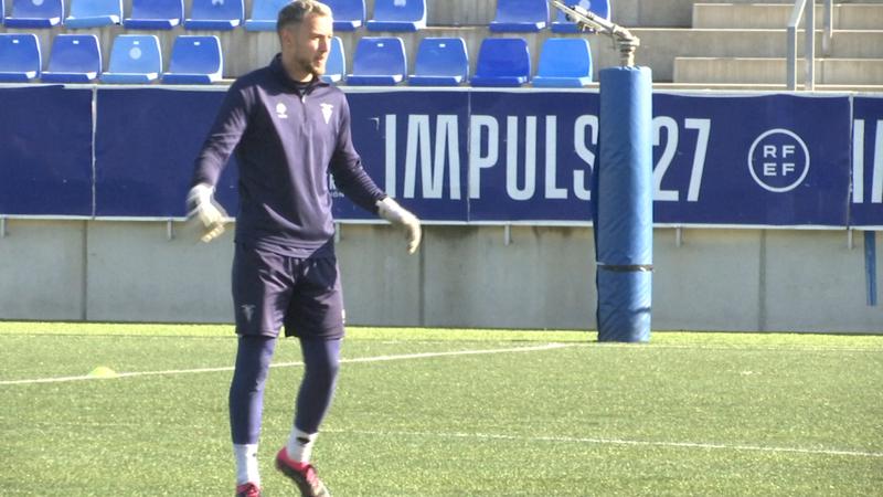 Carlos Azón, l'assegurança sota pals del Badalona