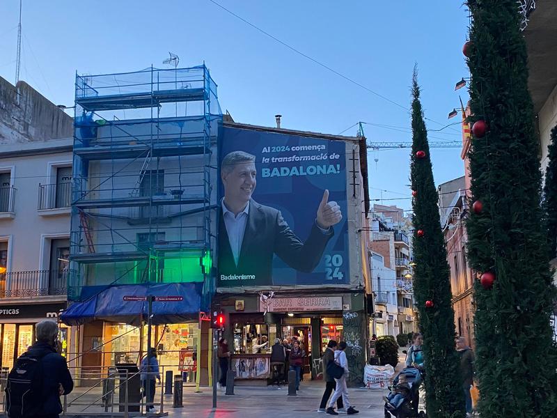 Acceptat a tràmit un recurs contenciós-administratiu pel cas de la lona de l'alcalde a la Plaça de la Vila