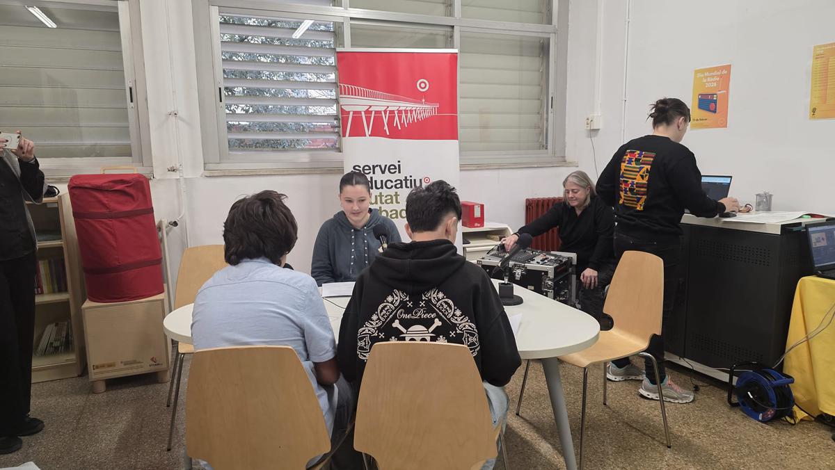 Estudiants celebren el Dia Mundial de la Ràdio i la incorporen com a eina d'aprenentatge 